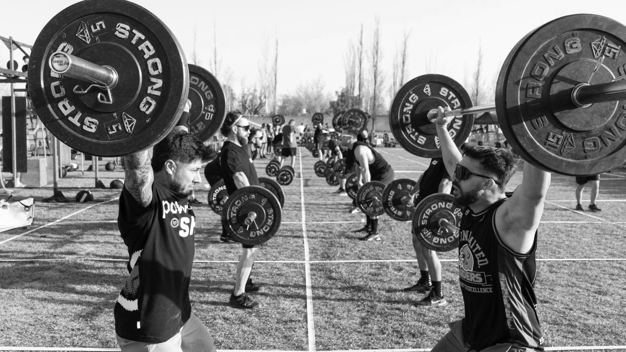 Athlet beim Krafttraining mit Langhantel